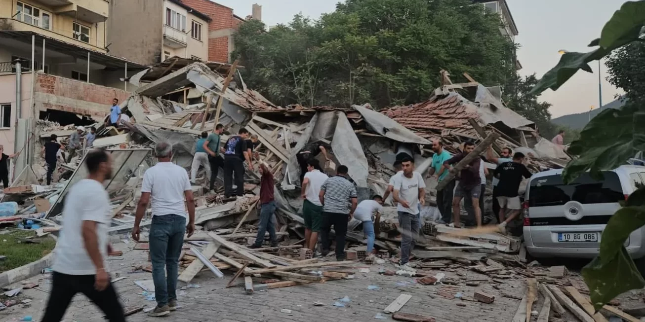 Balıkesir’de 6.1 Büyüklüğünde Deprem Balıkesir'de 6.1 Büyüklüğünde Deprem