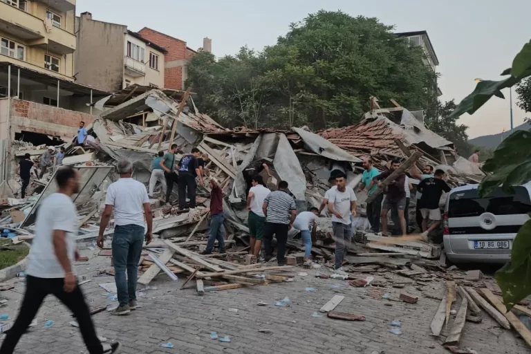 Balıkesir’de 6.1 Büyüklüğünde Deprem Balıkesir'de 6.1 Büyüklüğünde Deprem